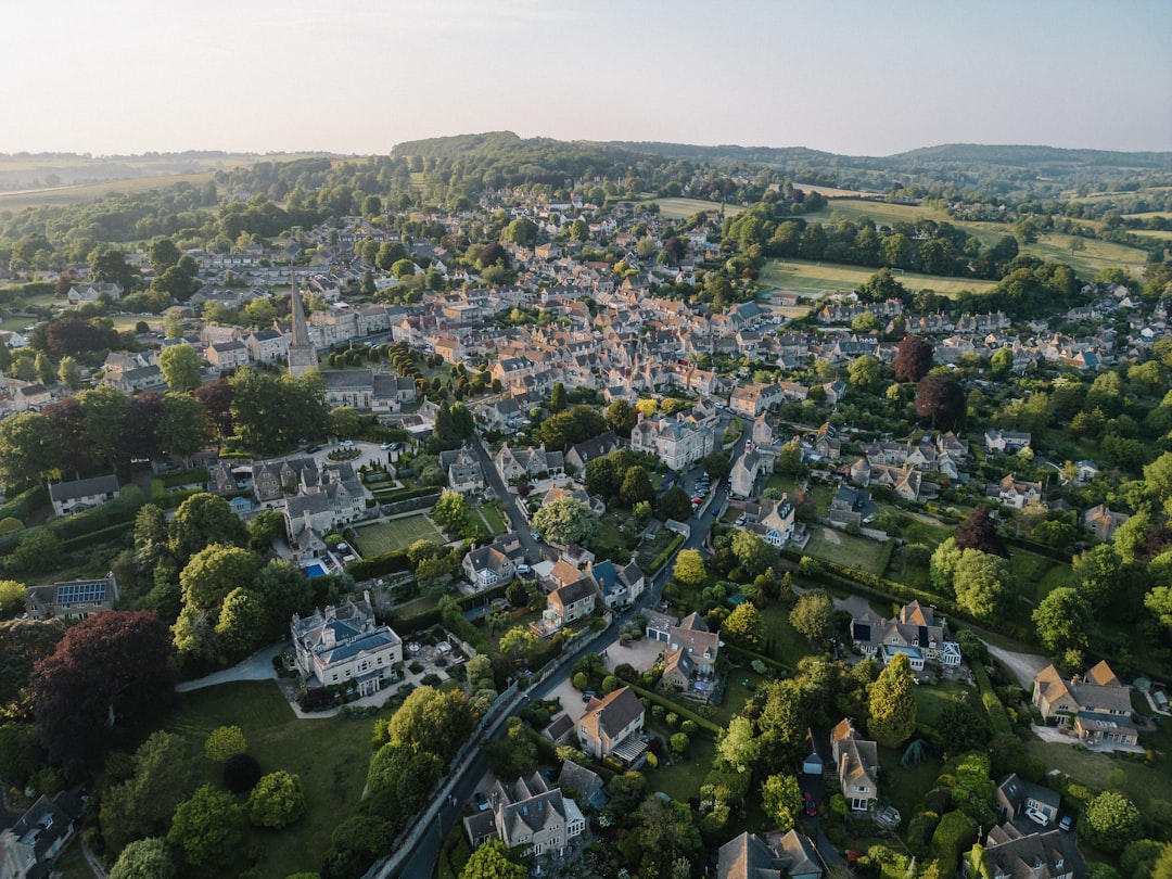 Cotswolds Day Trip from London: Best Villages & How to Get There — Heathrow-Gatwick.com Cotswolds village with honey-stone cottages — day trip guide from London with transport options and best villages to visit