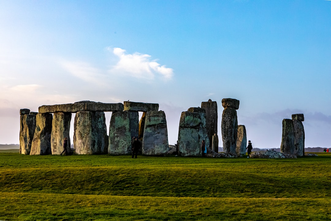 Stonehenge from London: The Complete Day Trip Guide — Heathrow-Gatwick.com Stonehenge prehistoric monument in Wiltshire — day trip guide from London including transport and ticket options